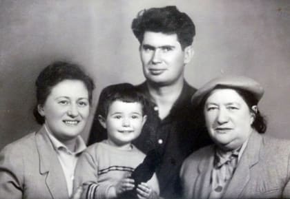 12. с женой и тёщей Дорой Львовной Лавровской с Наташей. 1959