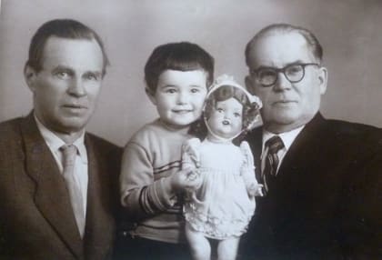 14. тесть Константин Петрович Лавровский и отец Пётр Александрович Бочаров с внучкой Наташей. 1959