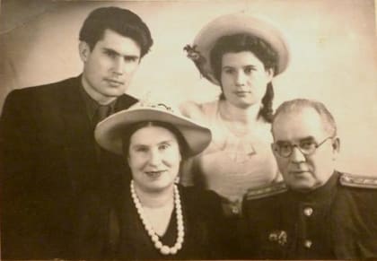 6. с родителями и сестрой 1953