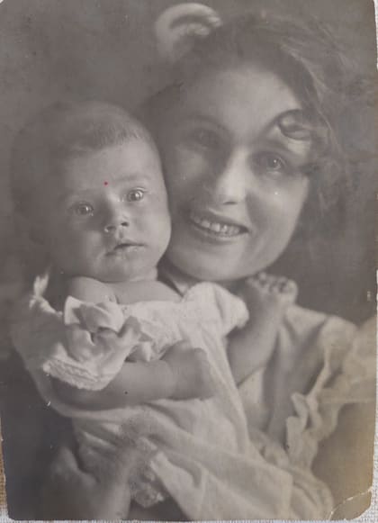 3. С мамой Неонилой Игнатьевной. 1926