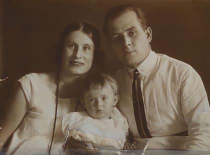4. Юра с родителями 1927