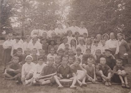 6. в пионерском лагере. Юра первый слева во 2-м ряду, 1930-е